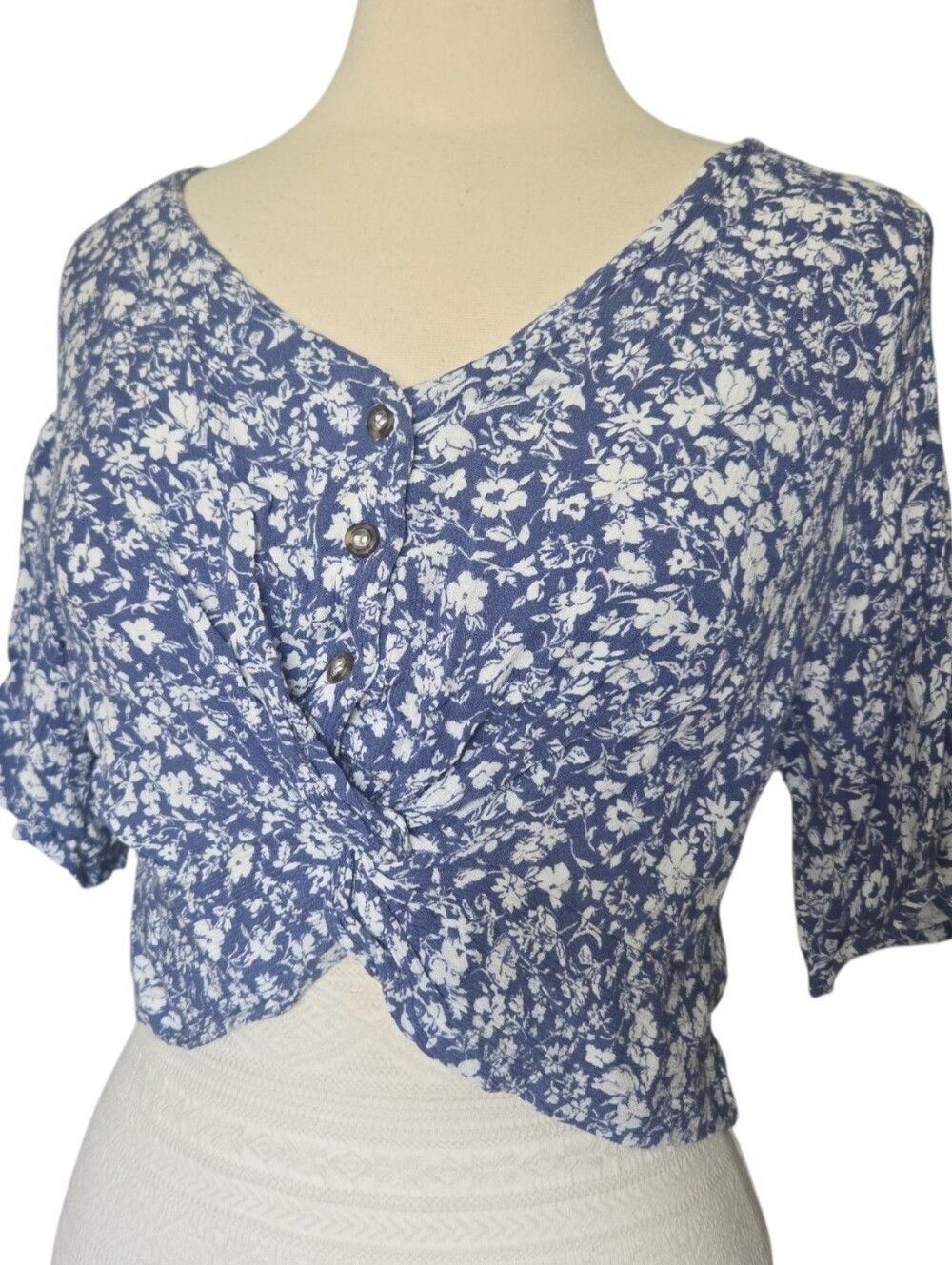 Gypsies & Moondust Blue White Floral Twist Front V-Neck Crop Top Blouse - S